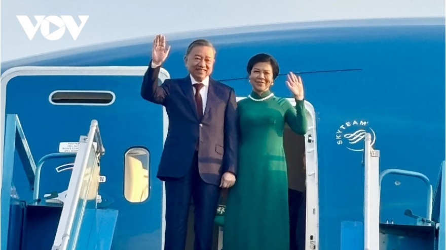 Party leader and his spouse leave Hanoi for Malaysia visit